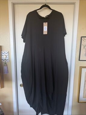 Relaxed Short-Sleeve Black Midi Dress